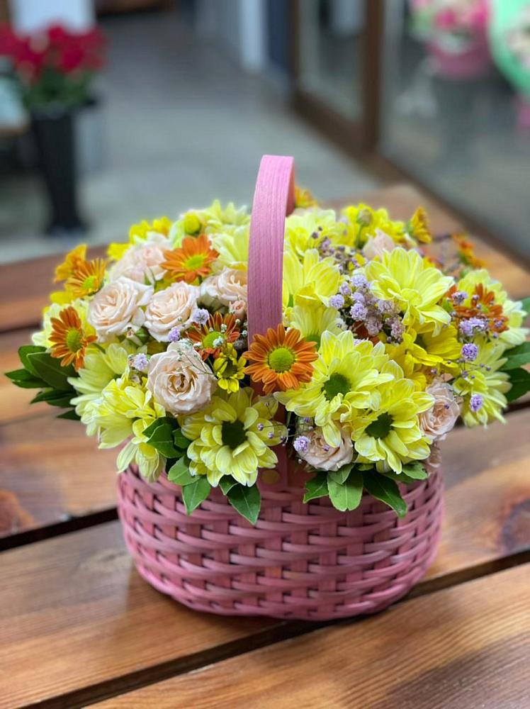 Цветочная композиция из Хризантемы и Розы в корзине в Копанской