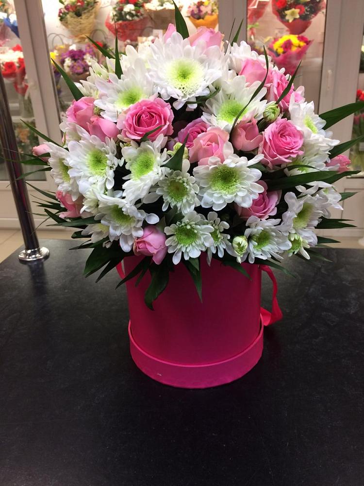 Цветочная композиция из Розы и Хризантемы в шляпной коробке в Копанской