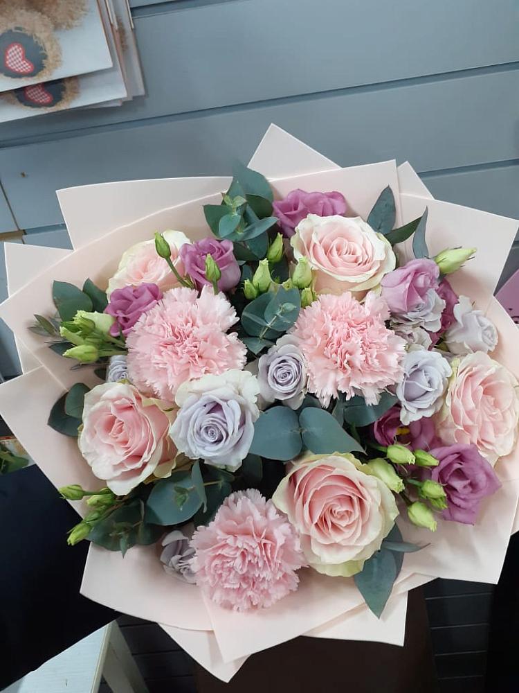 Букет цветов из: Розы, Гвоздики и Лизиантусы в Копанской